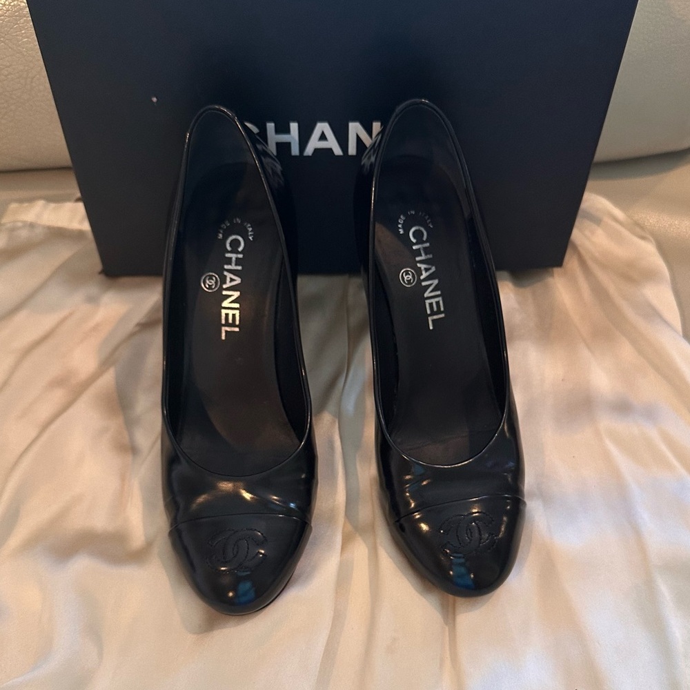 CHANEL Glazed Pumps